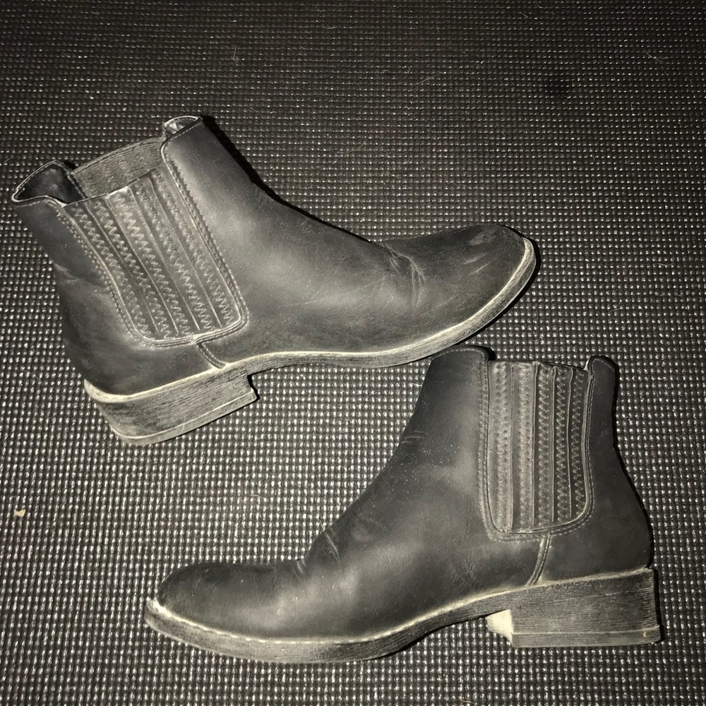 The perfect black boot